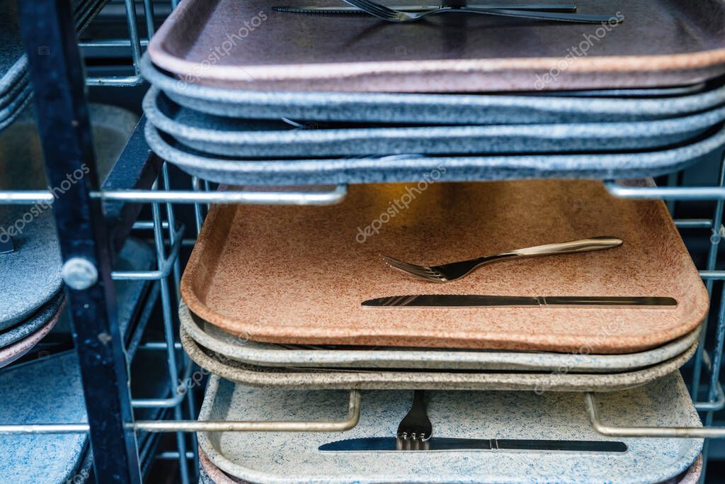 Tablett mit Essensresten in der Rückgabe